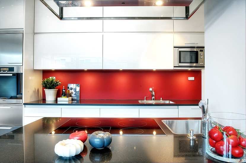 cuisine design crédence rouge
