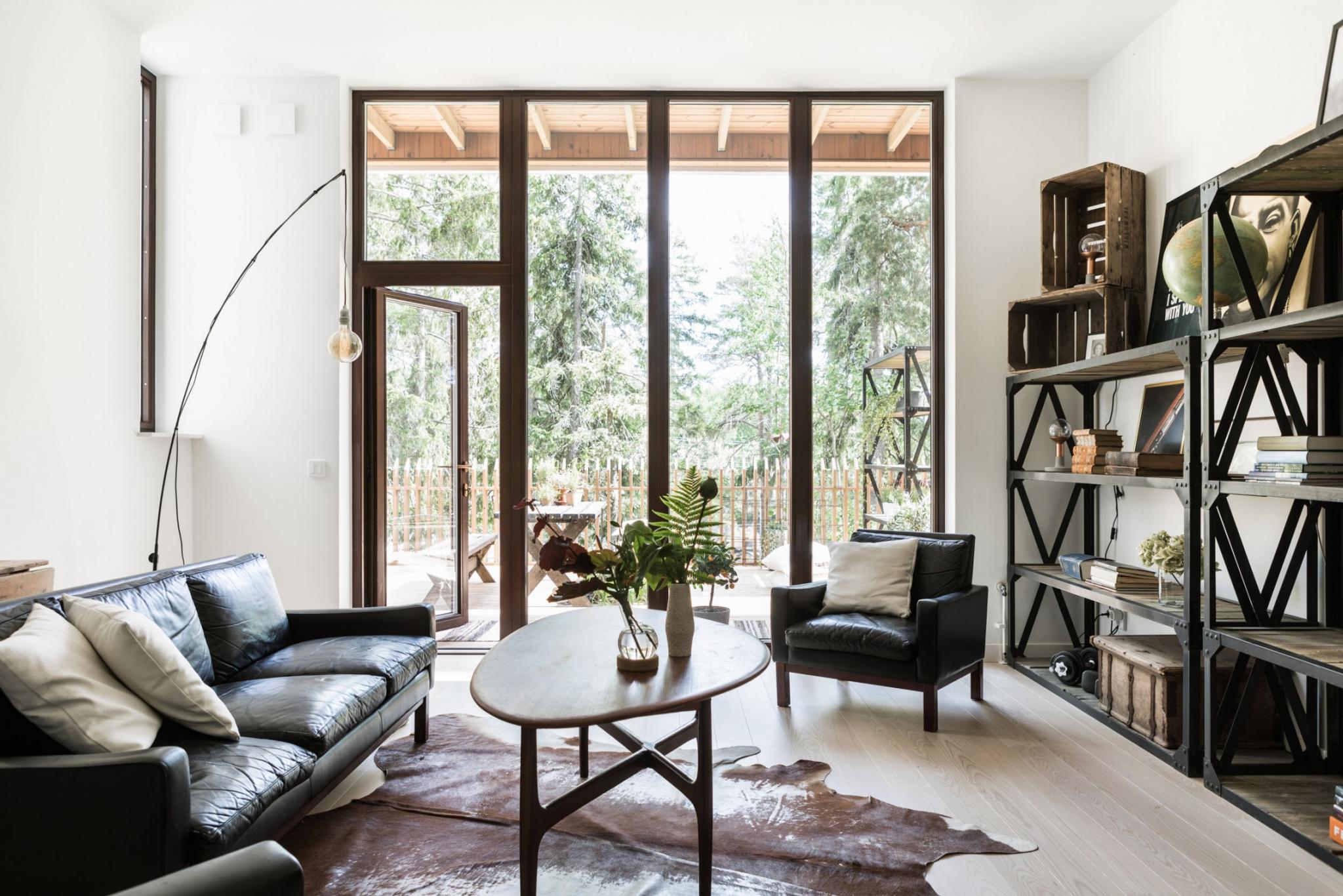 Une maison contemporaine en bois avec patio