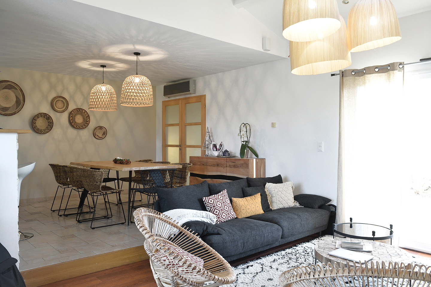 Un salon réaménagé en style ethnique chic, de l'esquisse à la réalité