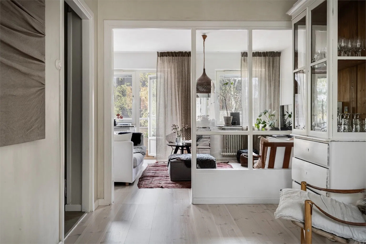 La cuisine est au coeur de cet appartement à la décoration sereine