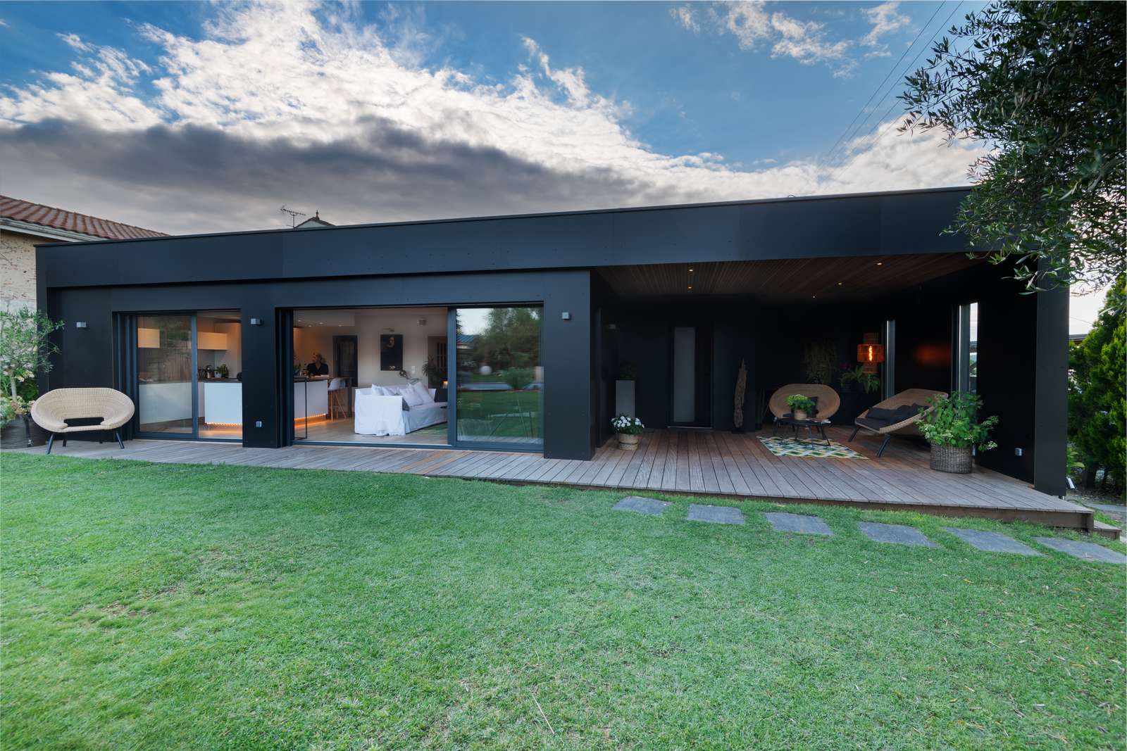 Une maison agrandie avec une extension design en bois noir