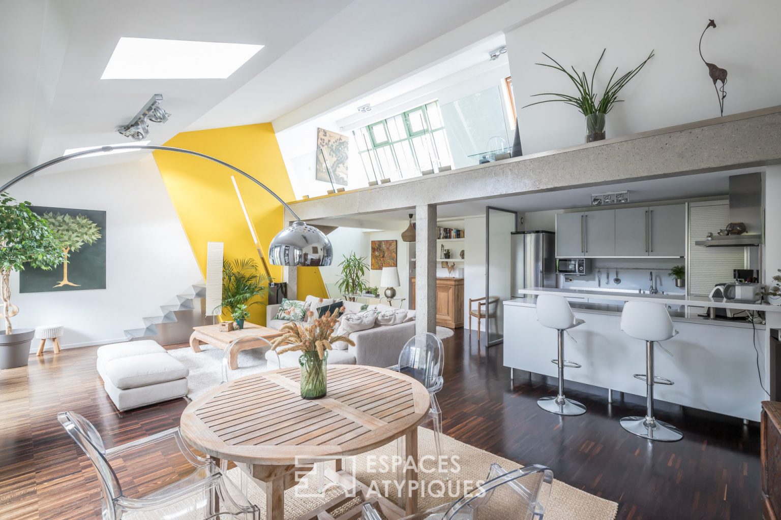 Une maison loft au style design dans une ancienne usine à Paris