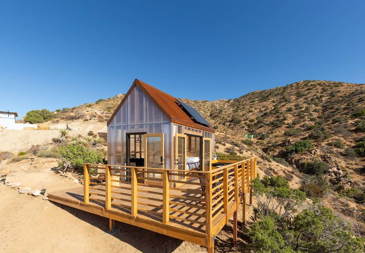 Une cabane minimaliste en acier corten et polycarbonate à Joshua Tree