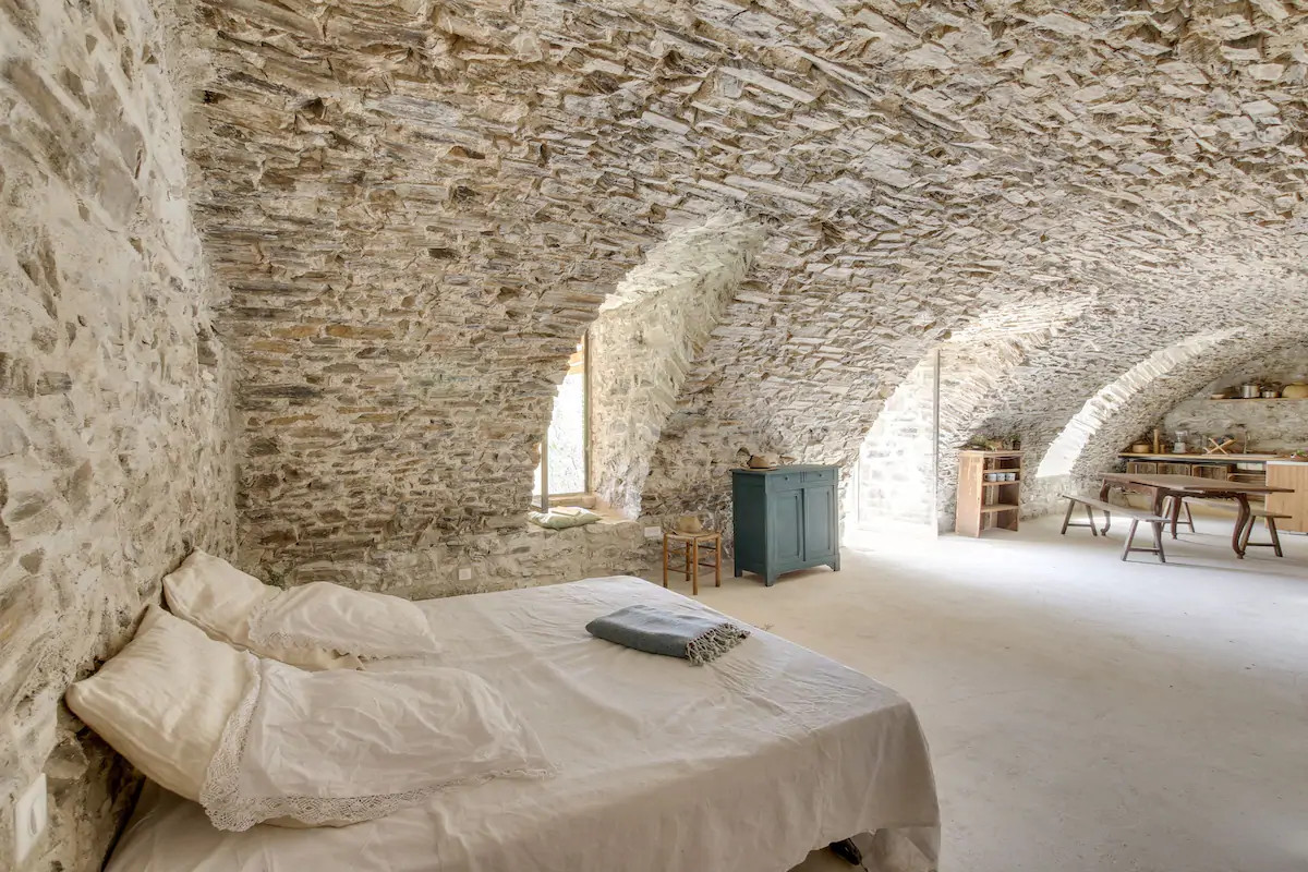 Un loft minimaliste en pierres dans les Cévennes