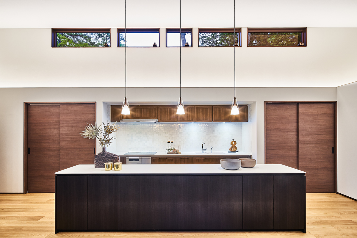 maison bois et pierres aux espaces ouverts au Japon