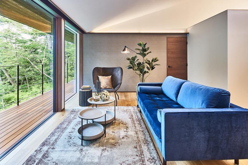 maison bois et pierres aux espaces ouverts au Japon