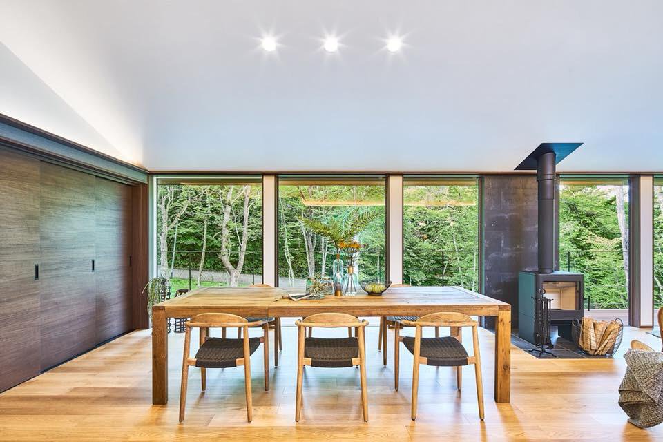maison bois et pierres aux espaces ouverts au Japon