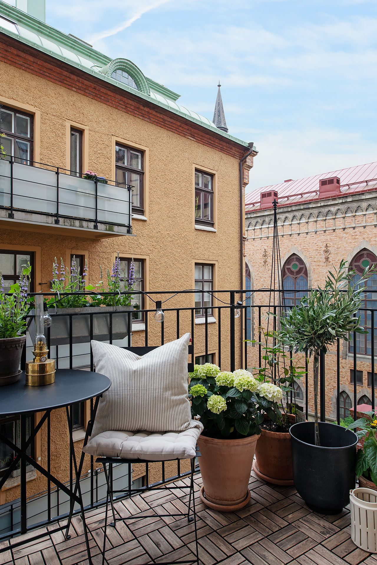 appartement ancien rénové briques et moulures