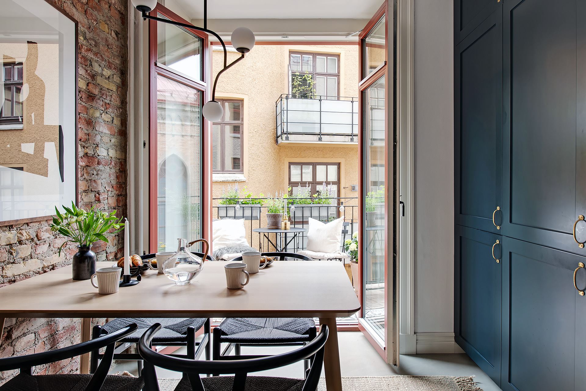 appartement ancien rénové briques et moulures