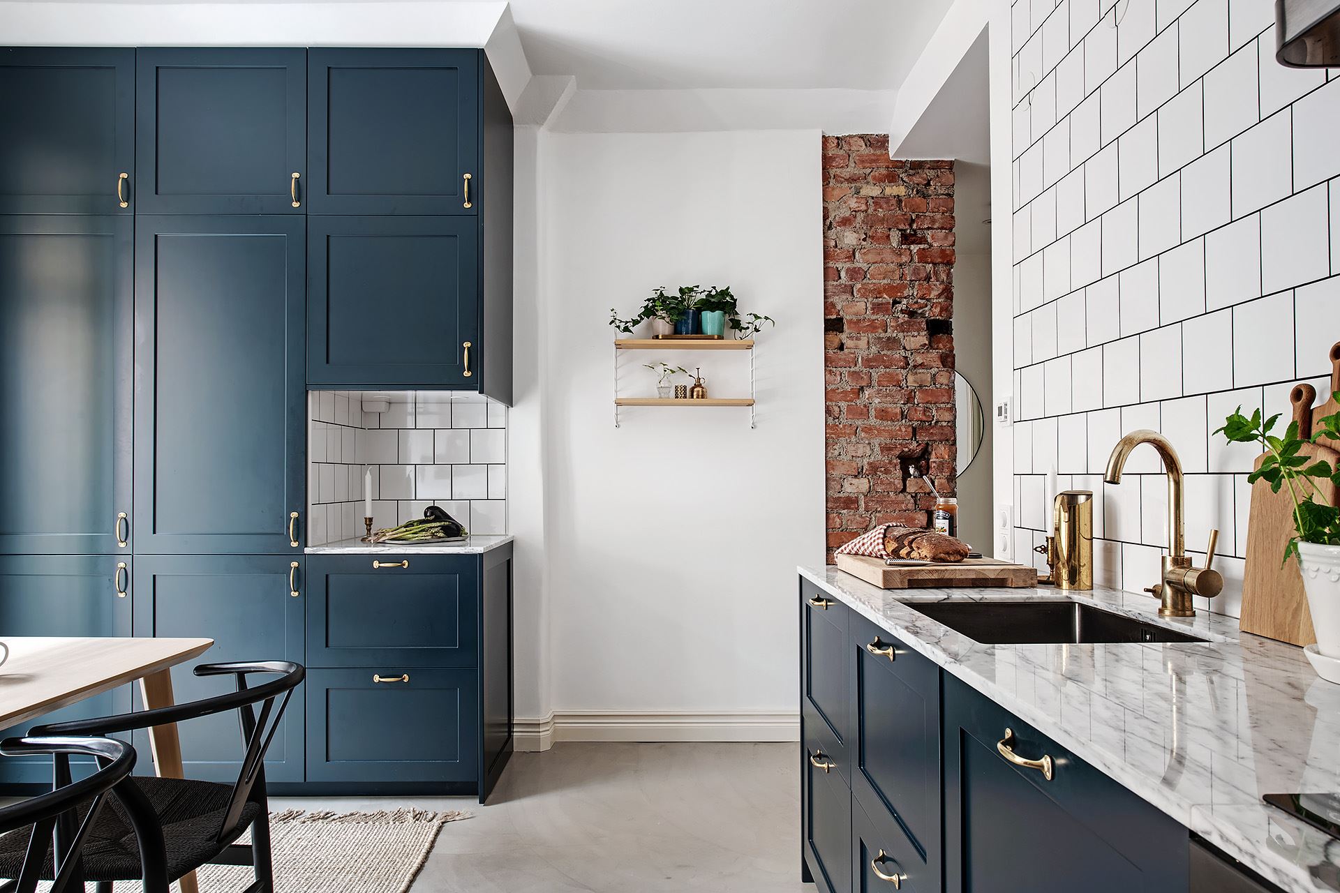 appartement ancien rénové briques et moulures