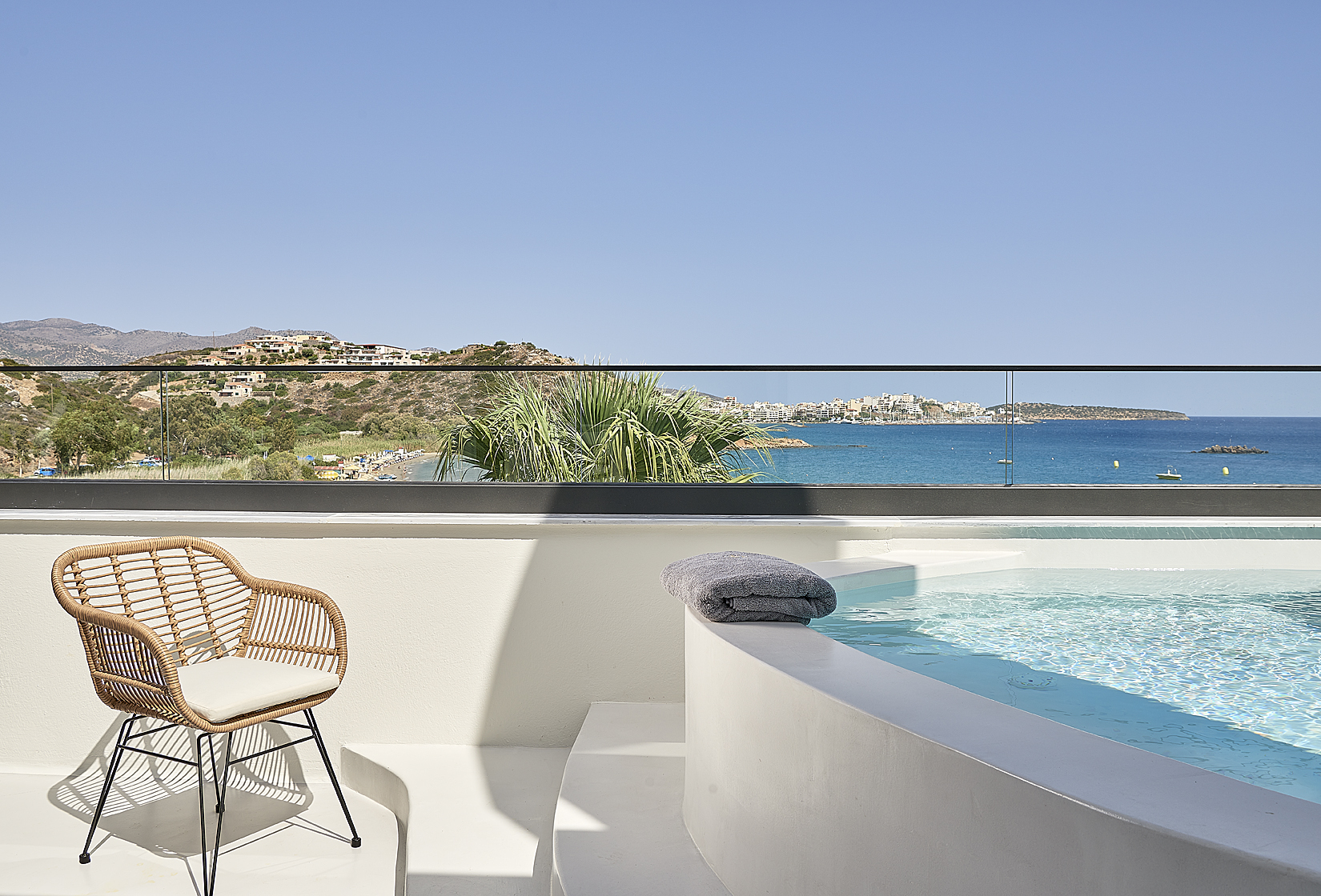 jacuzzi sur terrasse chambre maison vue mer Grèce jacuzzi sur terrasse chambre maison vue mer Grèce