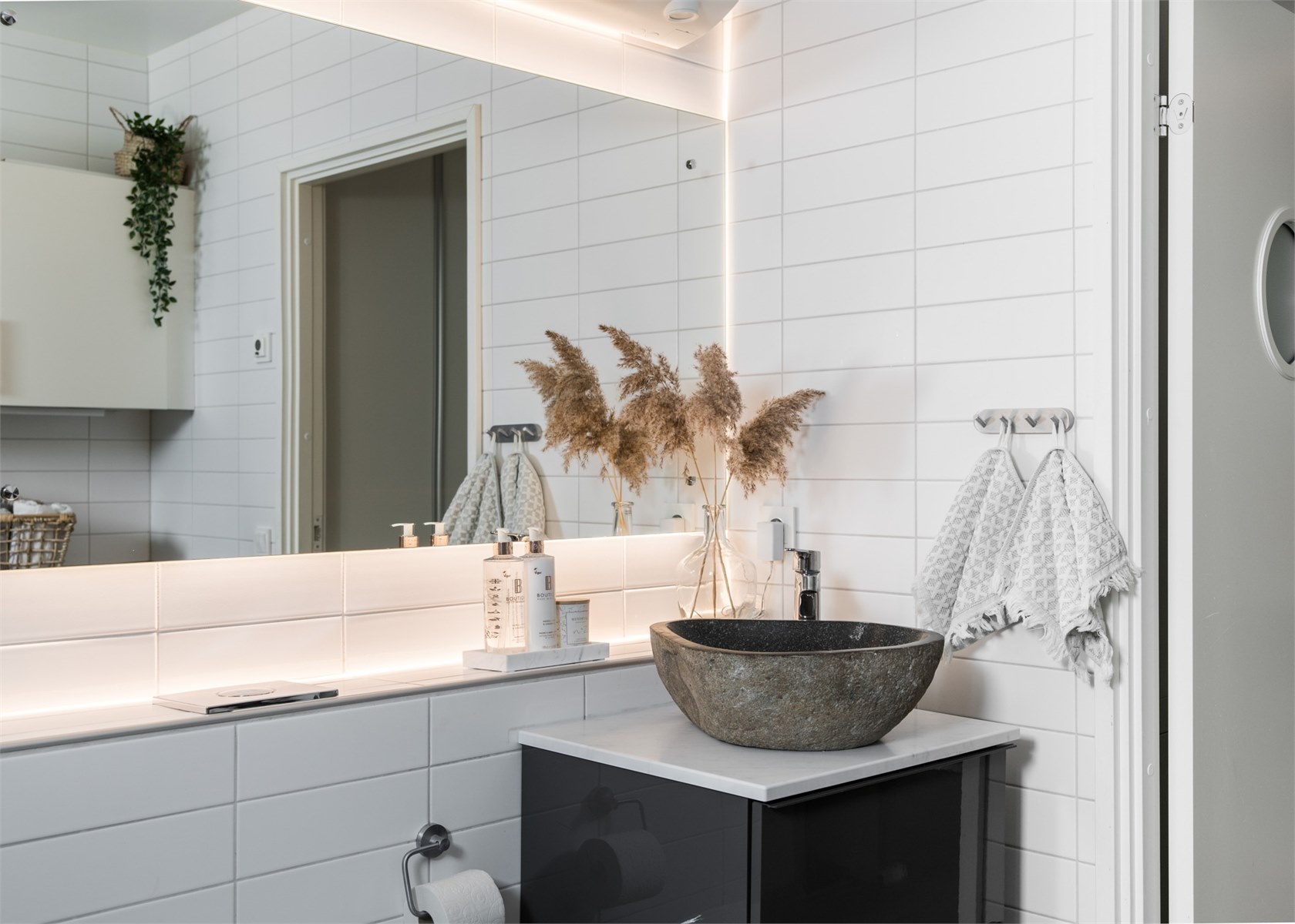 salle de bain avec vasque pierre