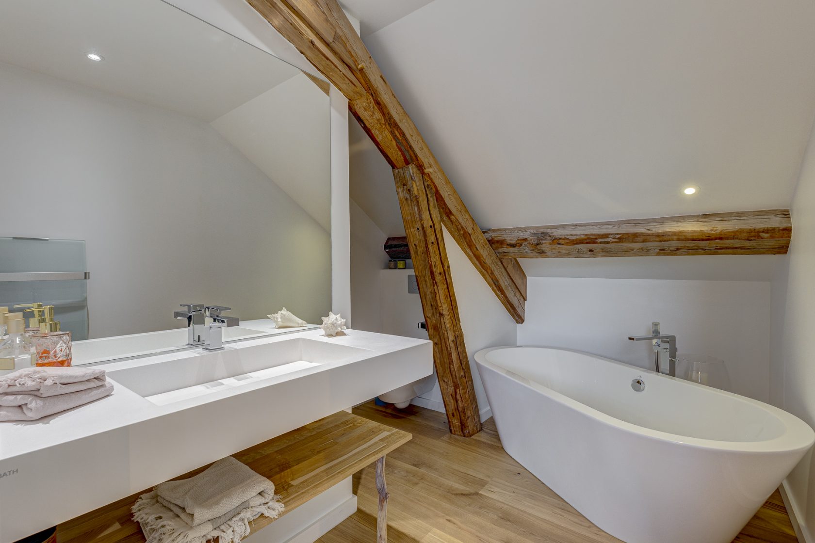 salle de bain avec poutres