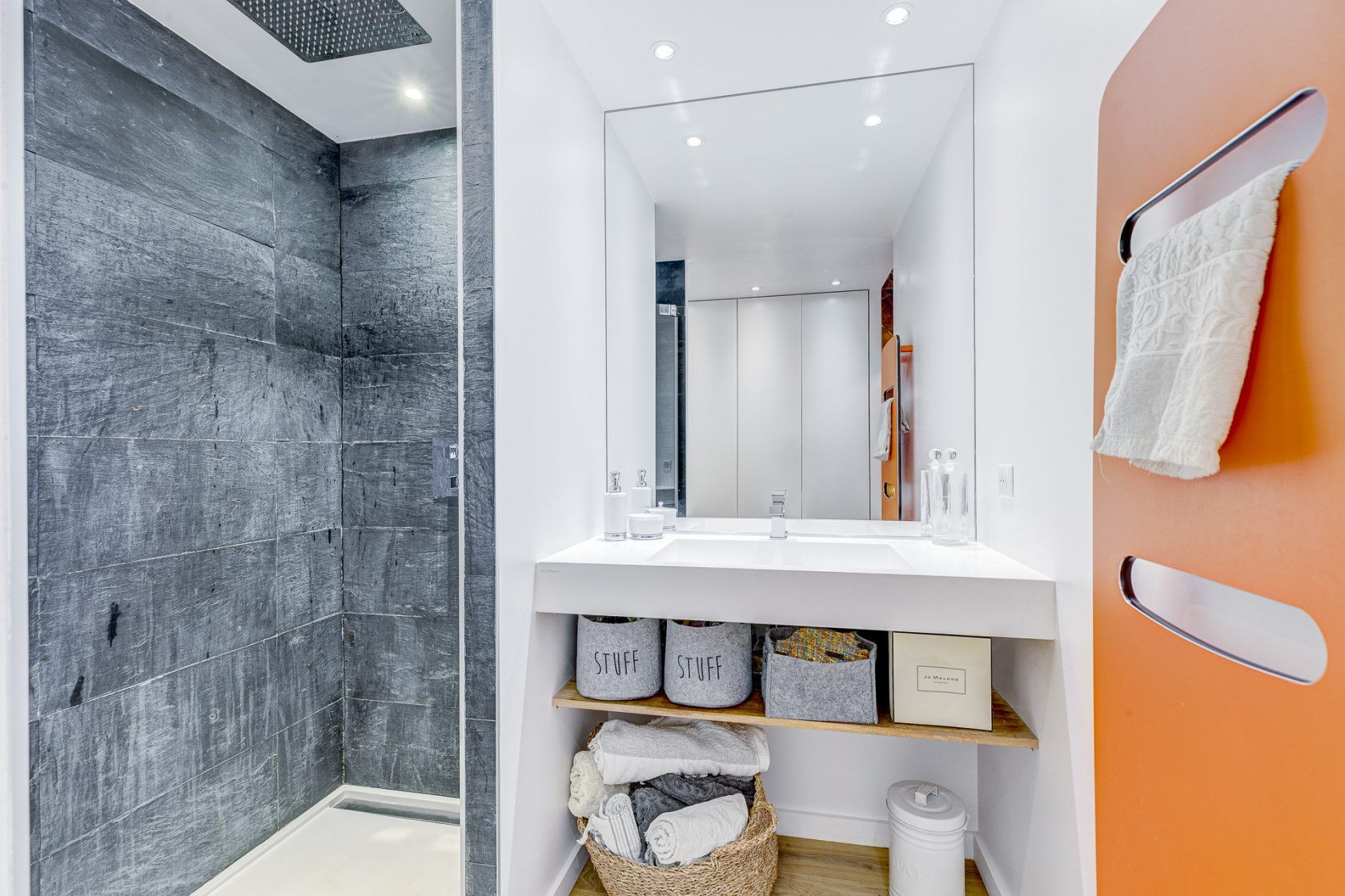 salle de bain grise