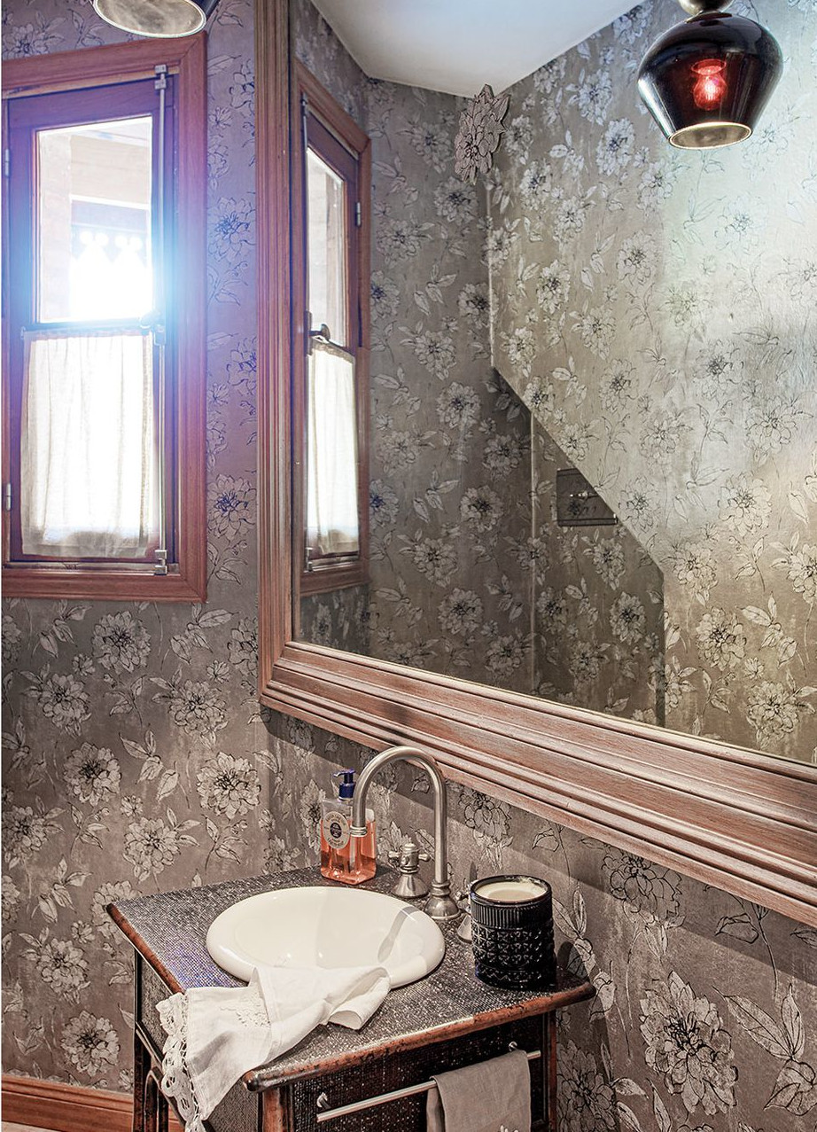 salle de bain avec papier peint fleuri salle de bain avec papier peint fleuri