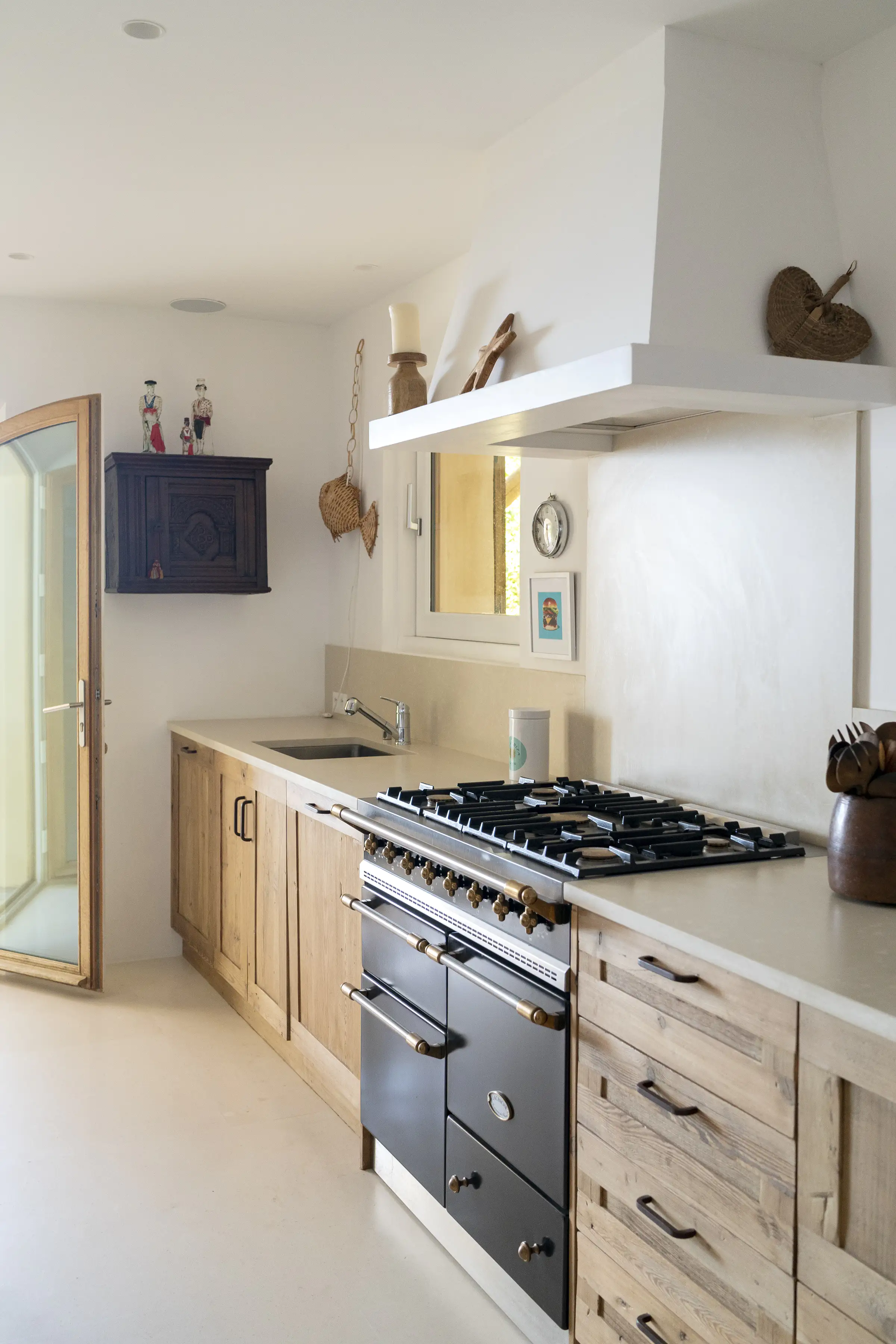 cuisine en bois avec piano de cuisson