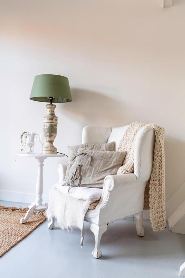 salon avec fauteuil à oreilles