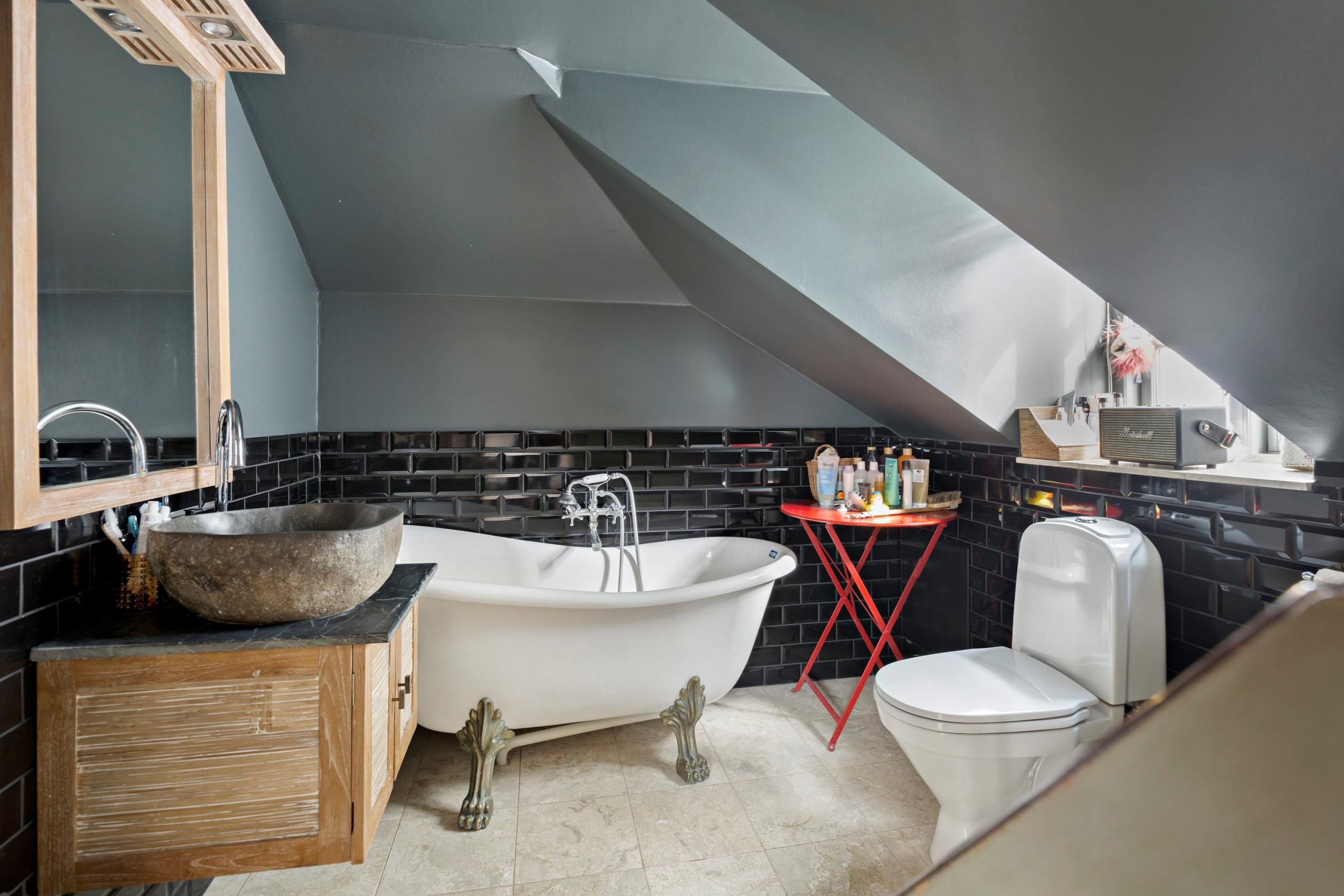 salle de bain vintage dans appartement avec terrasse salle de bain vintage dans appartement avec terrasse