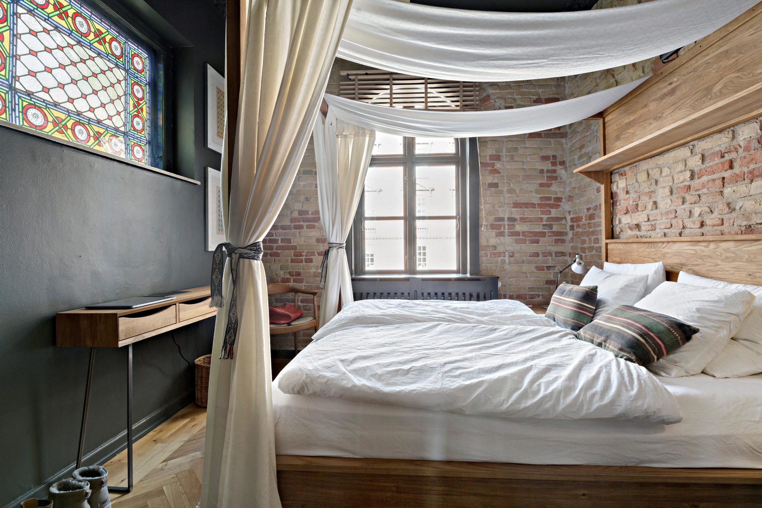 chambre avec vitrail et mur de briques chambre avec vitrail et mur de briques