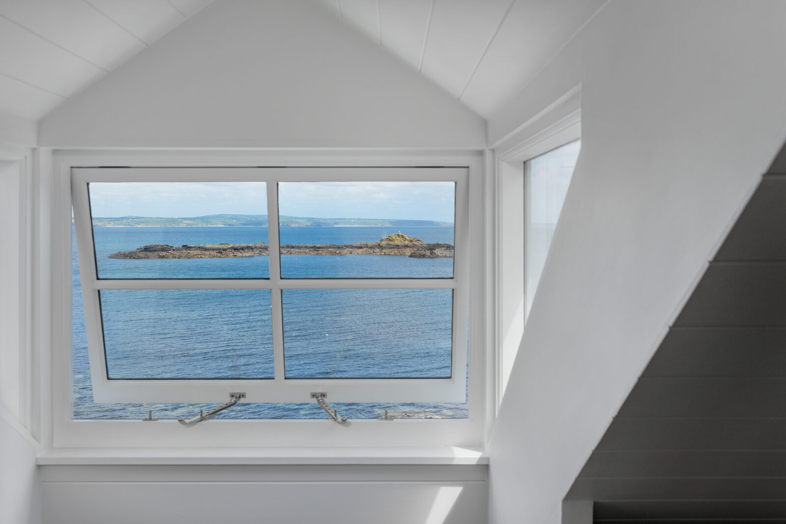 fenêtre vue mer dans combles