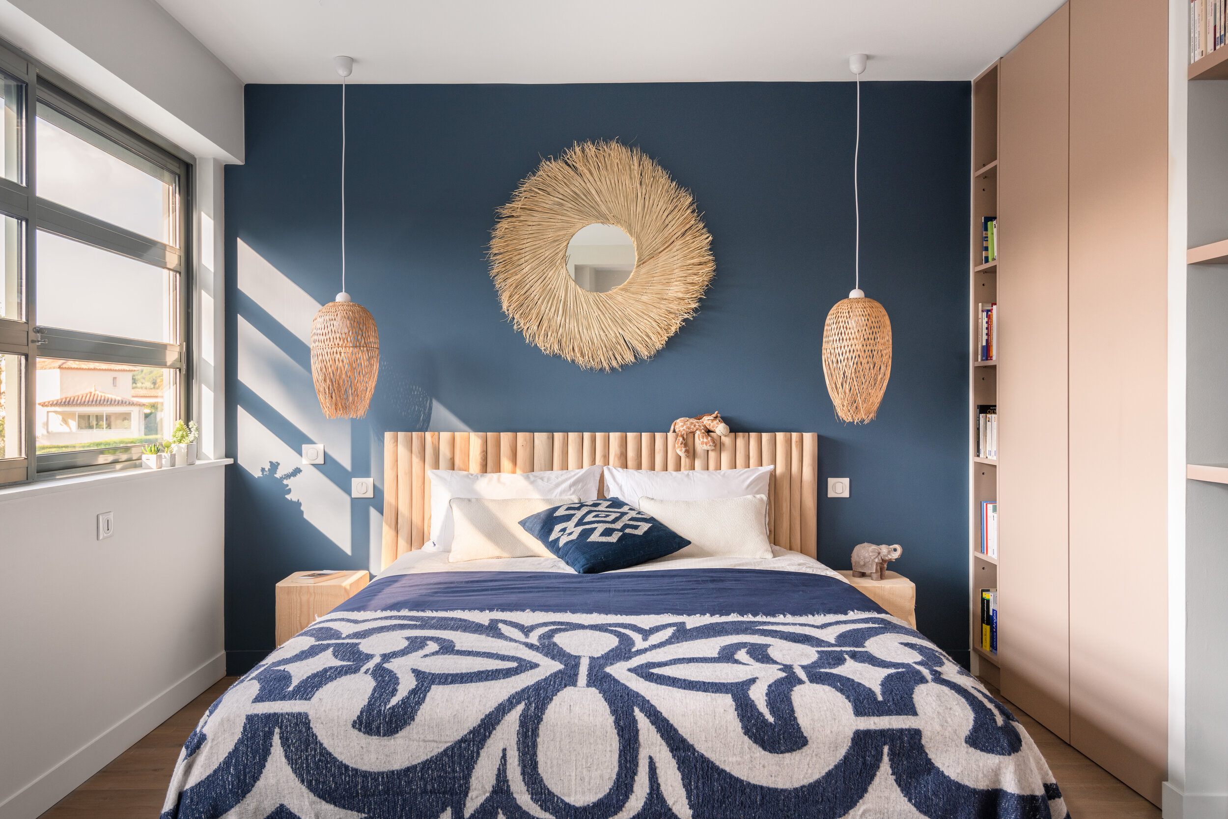 chambre murs bleus maison rénovée chambre murs bleus maison rénovée
