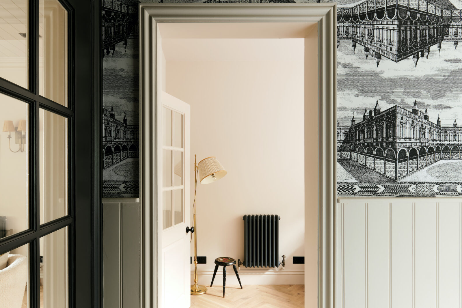 salle de bain avec papier-peint panoramique