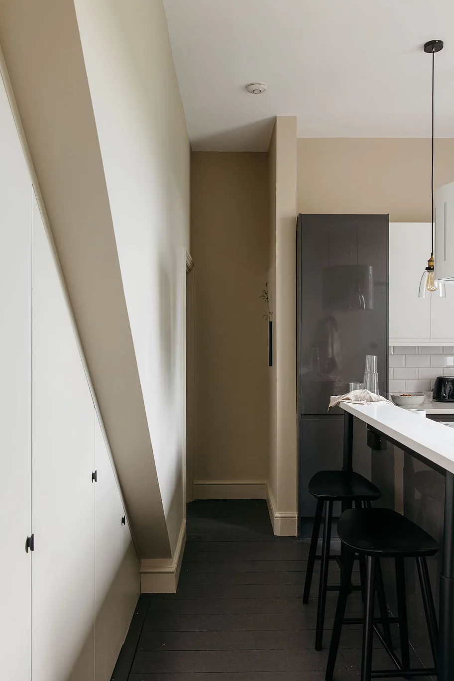 cuisine design noire décoration beige