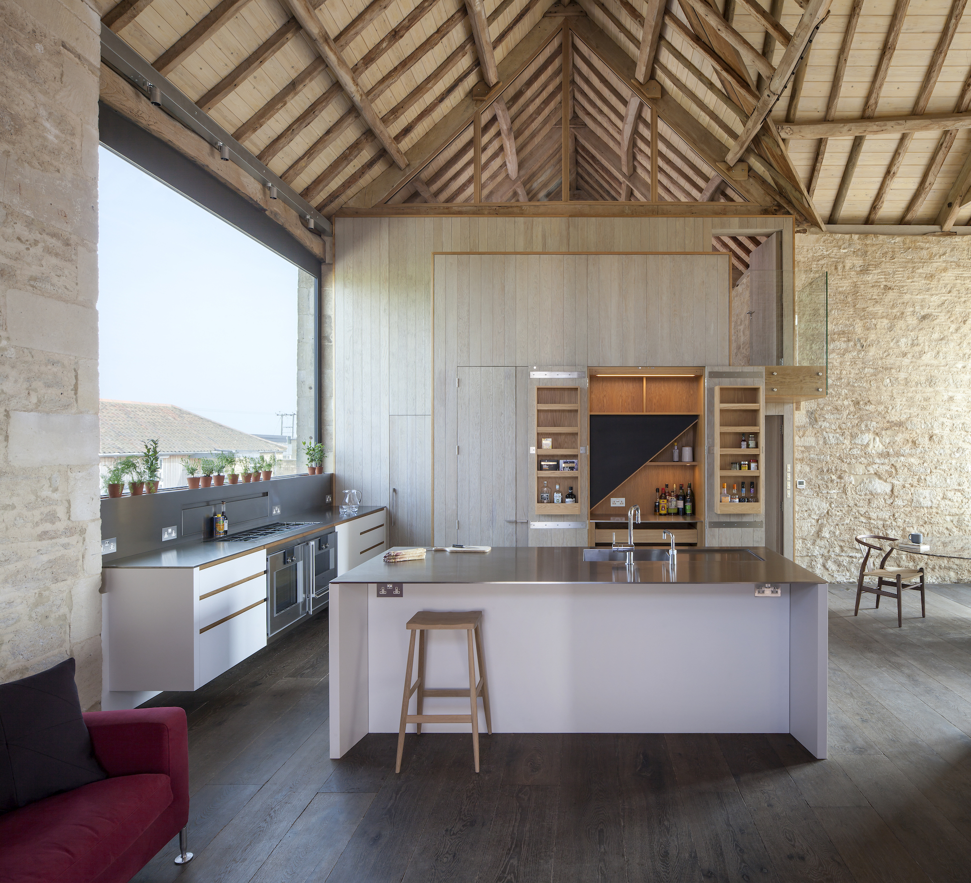 cuisine équipée design dans ancienne grange rénovée