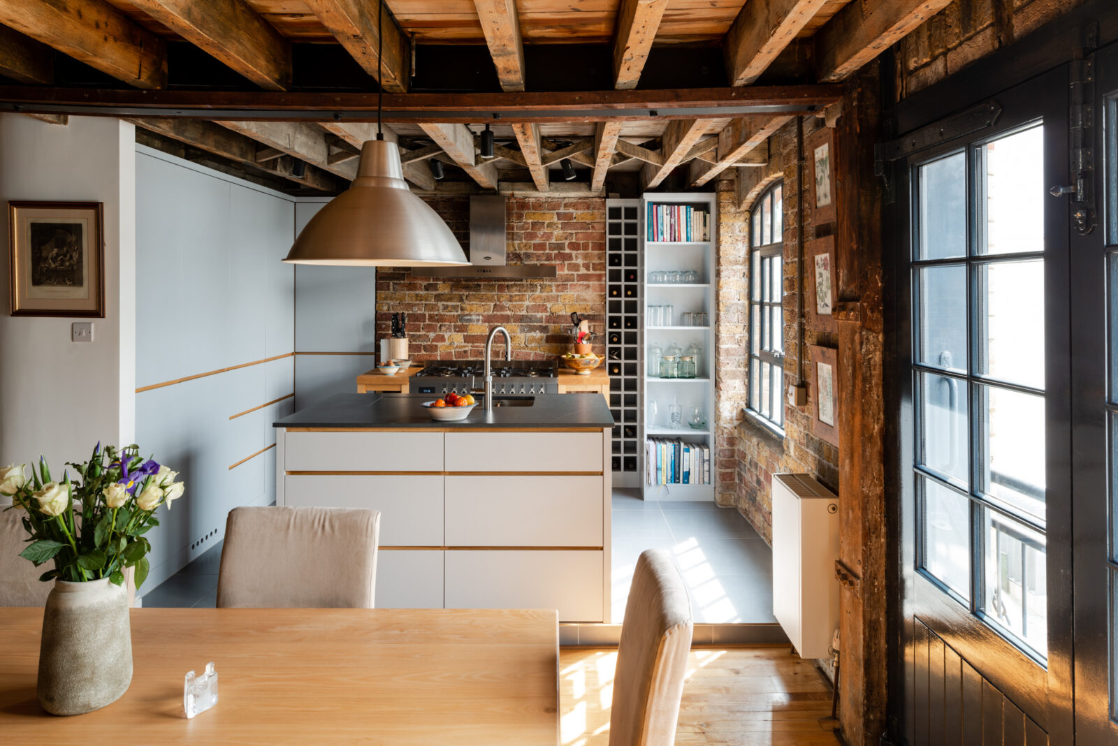 cuisine équipée ouverte et salle à manger