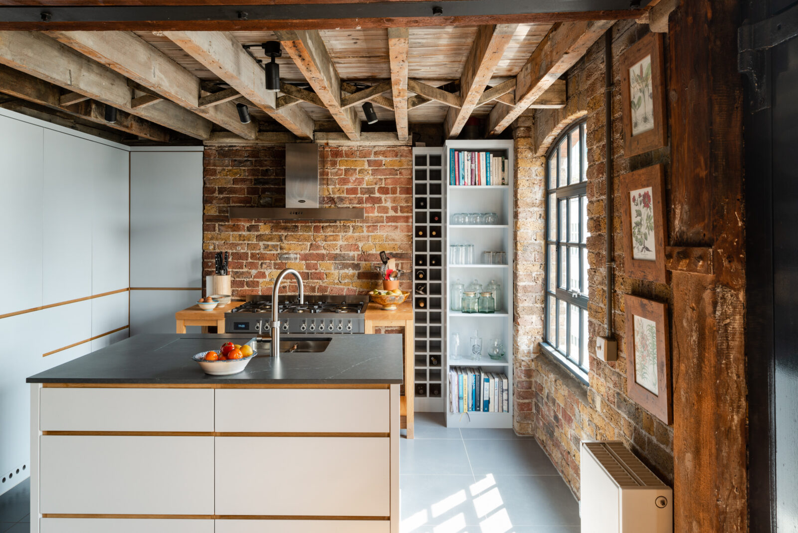 cuisine équipée ouverte design avec poutres