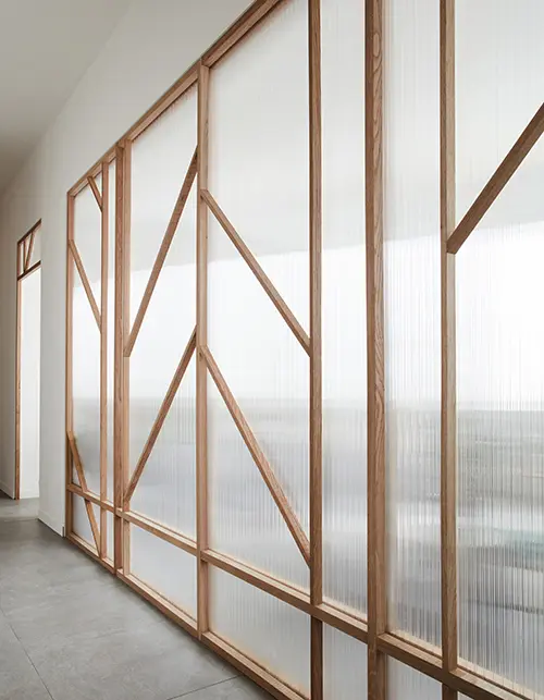 cloison translucide polycarbonate et bois dans couloir cloison translucide polycarbonate et bois dans couloir