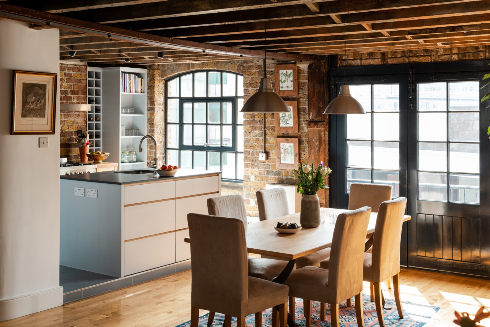 cuisine équipée ouverte et salle à manger