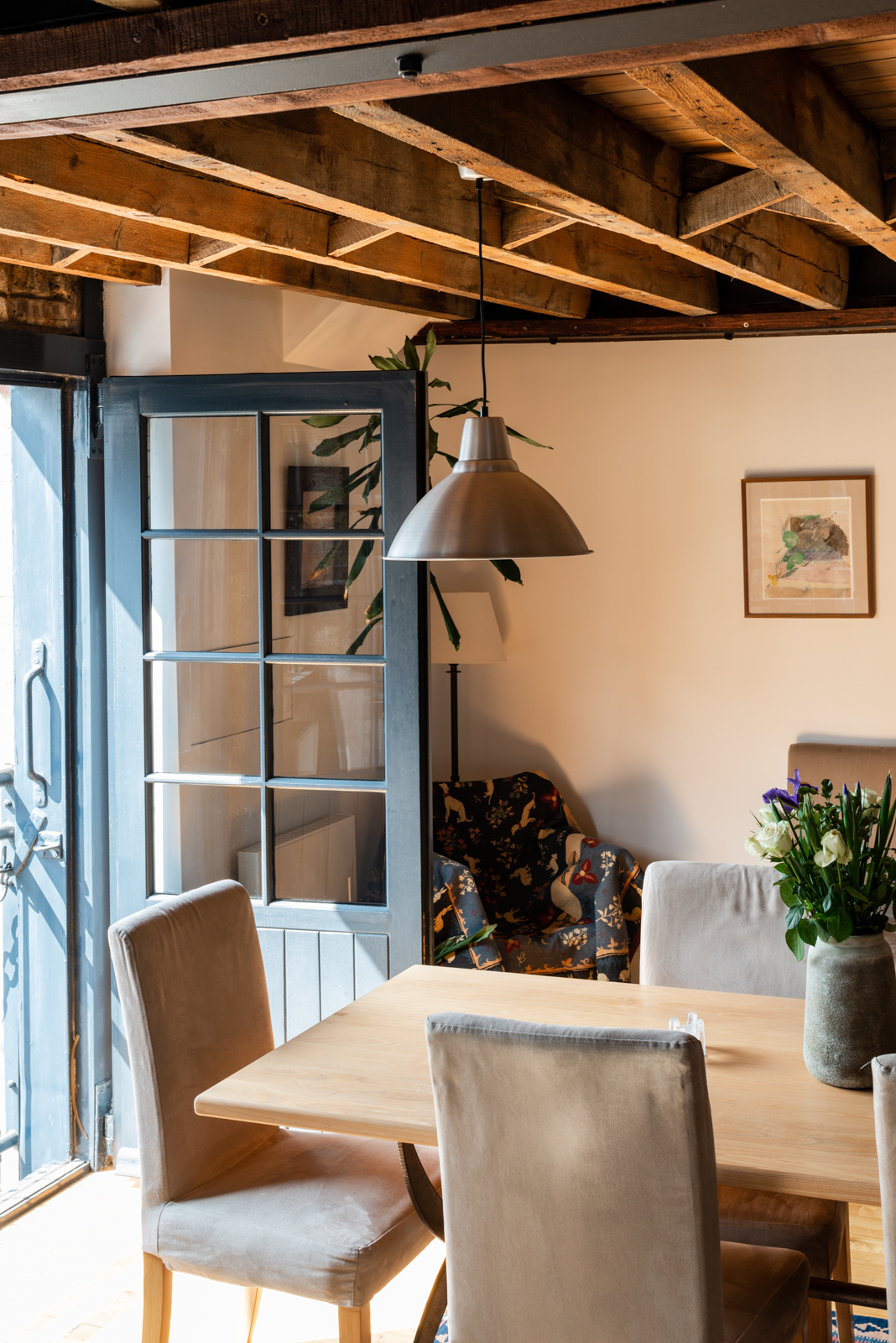 salle à manger avec poutres