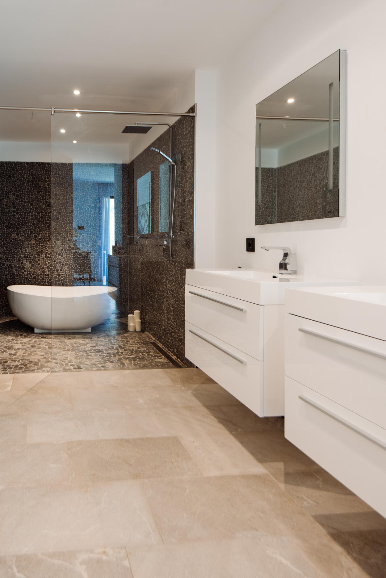 salle de bain moderne blanche