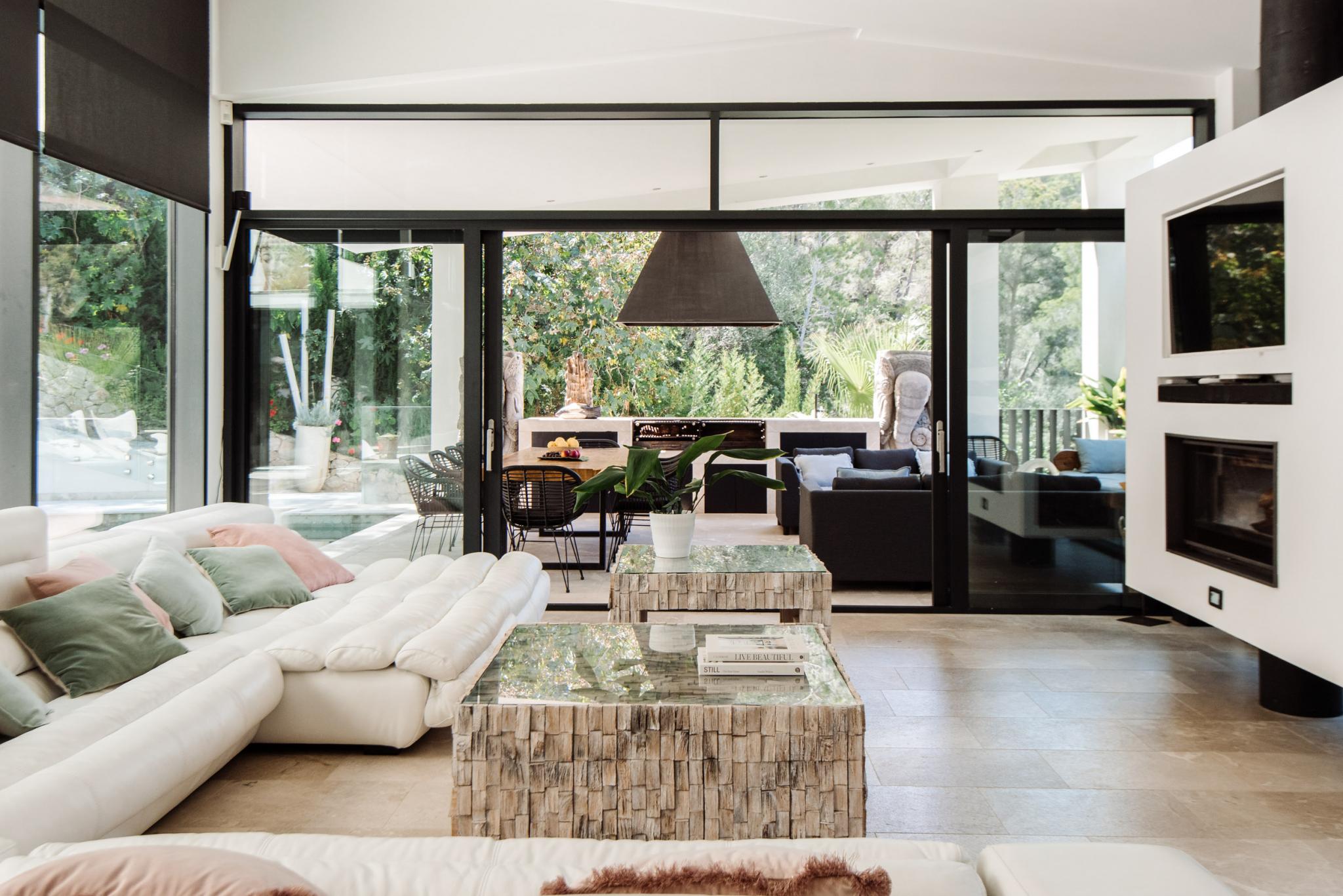salon maison design avec piscine