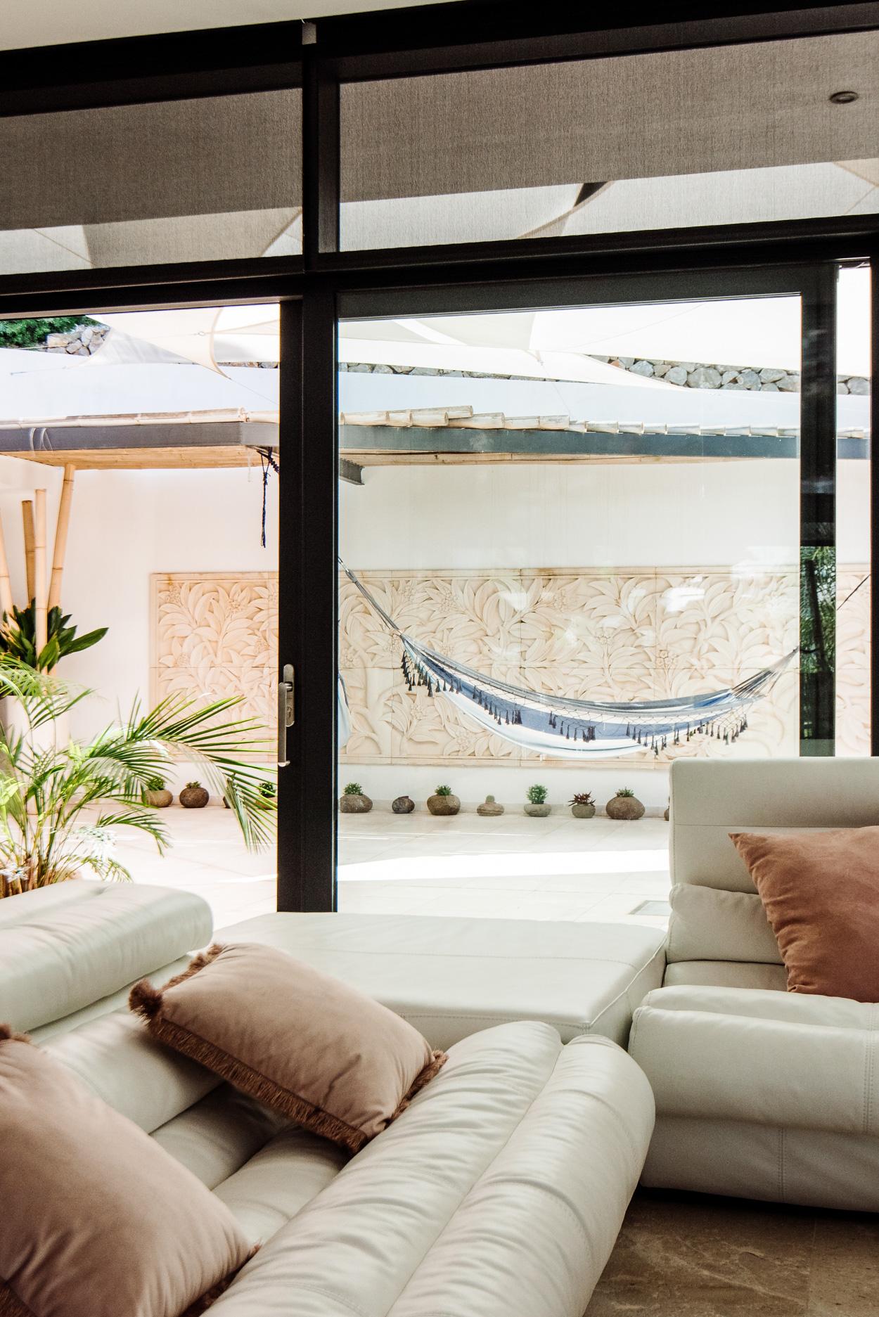 salon maison design avec piscine