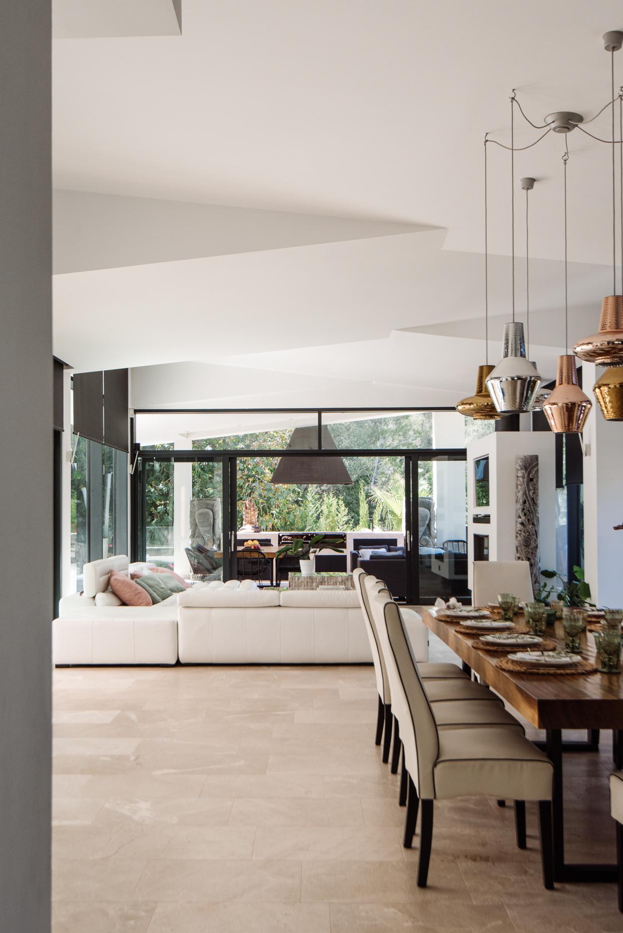 salon maison design avec piscine