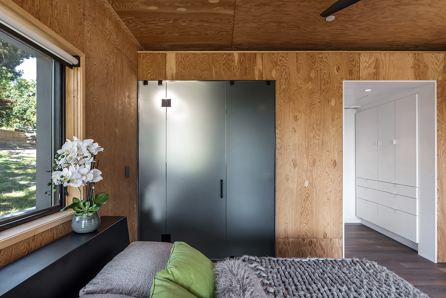 salle de bain avec portes en verre