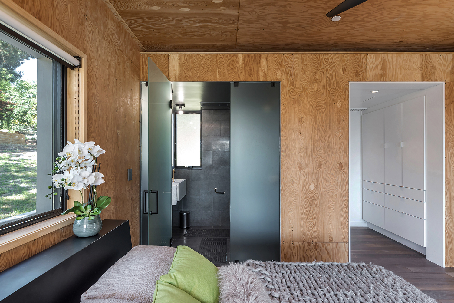 salle de bain avec portes en verre
