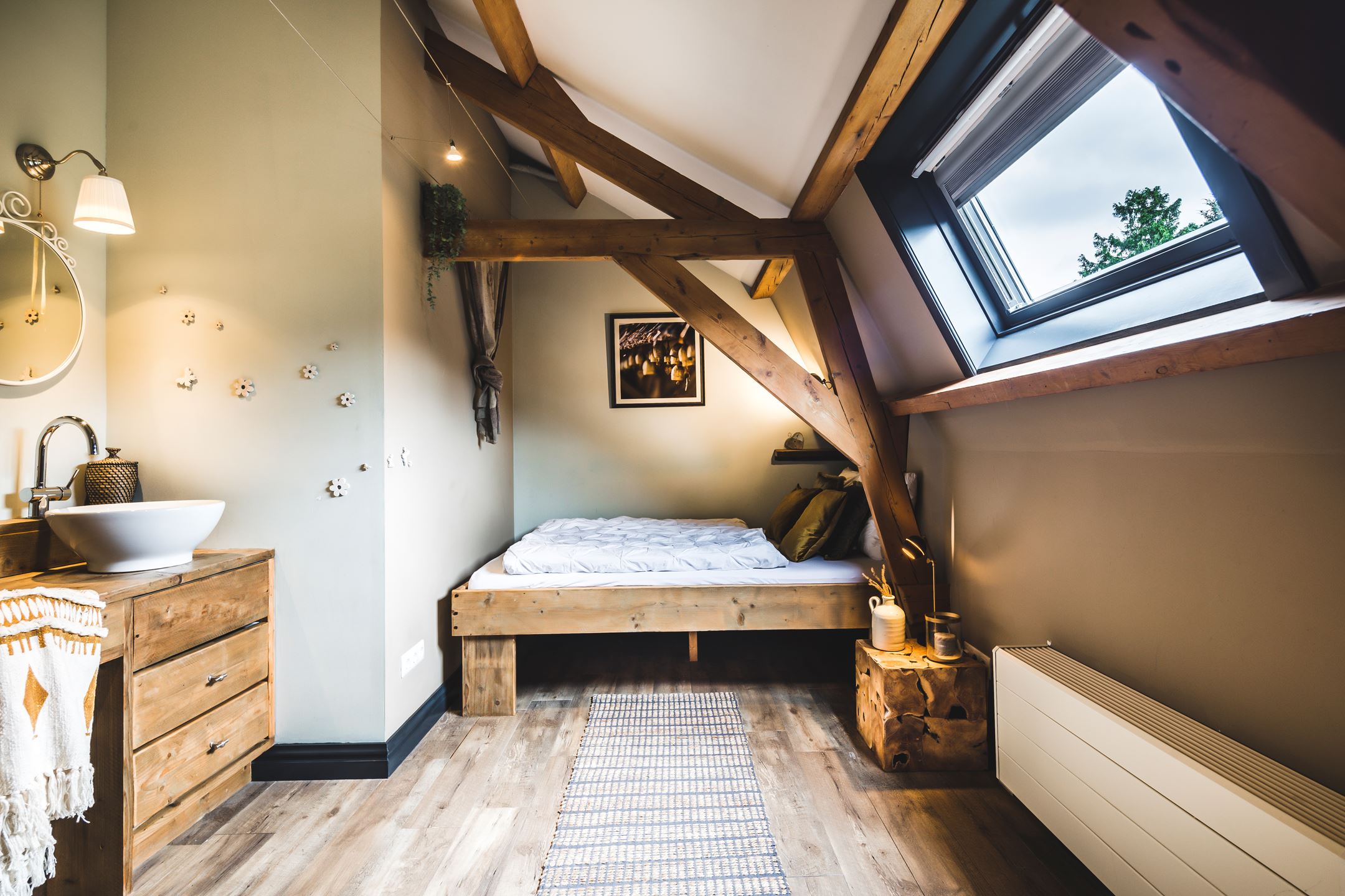 chambre avec poutres et salle d chambre avec poutres et salle d'eau