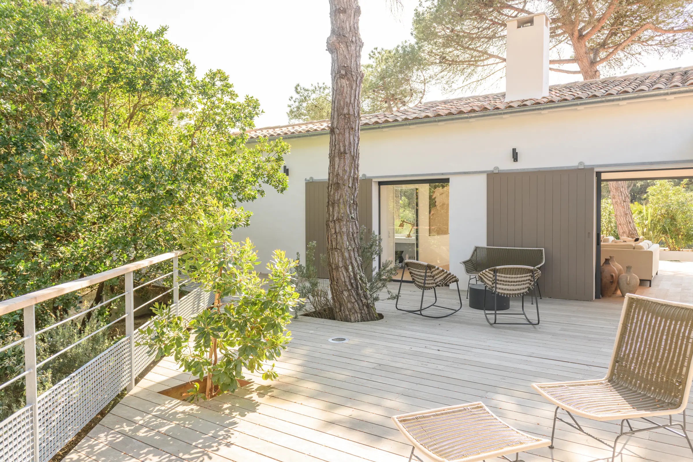terrasse maison avec cuisine équipée ouverte avec îlot 