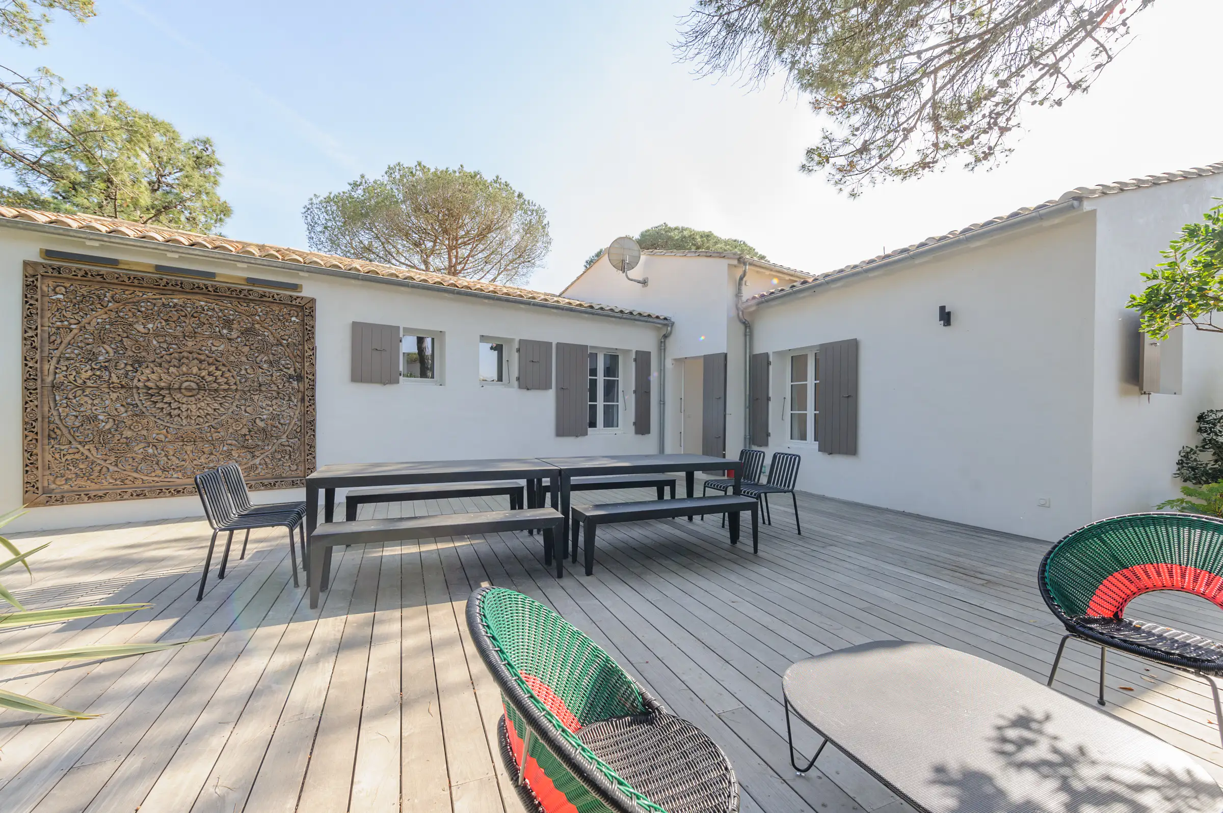 terrasse maison avec cuisine équipée ouverte avec îlot 