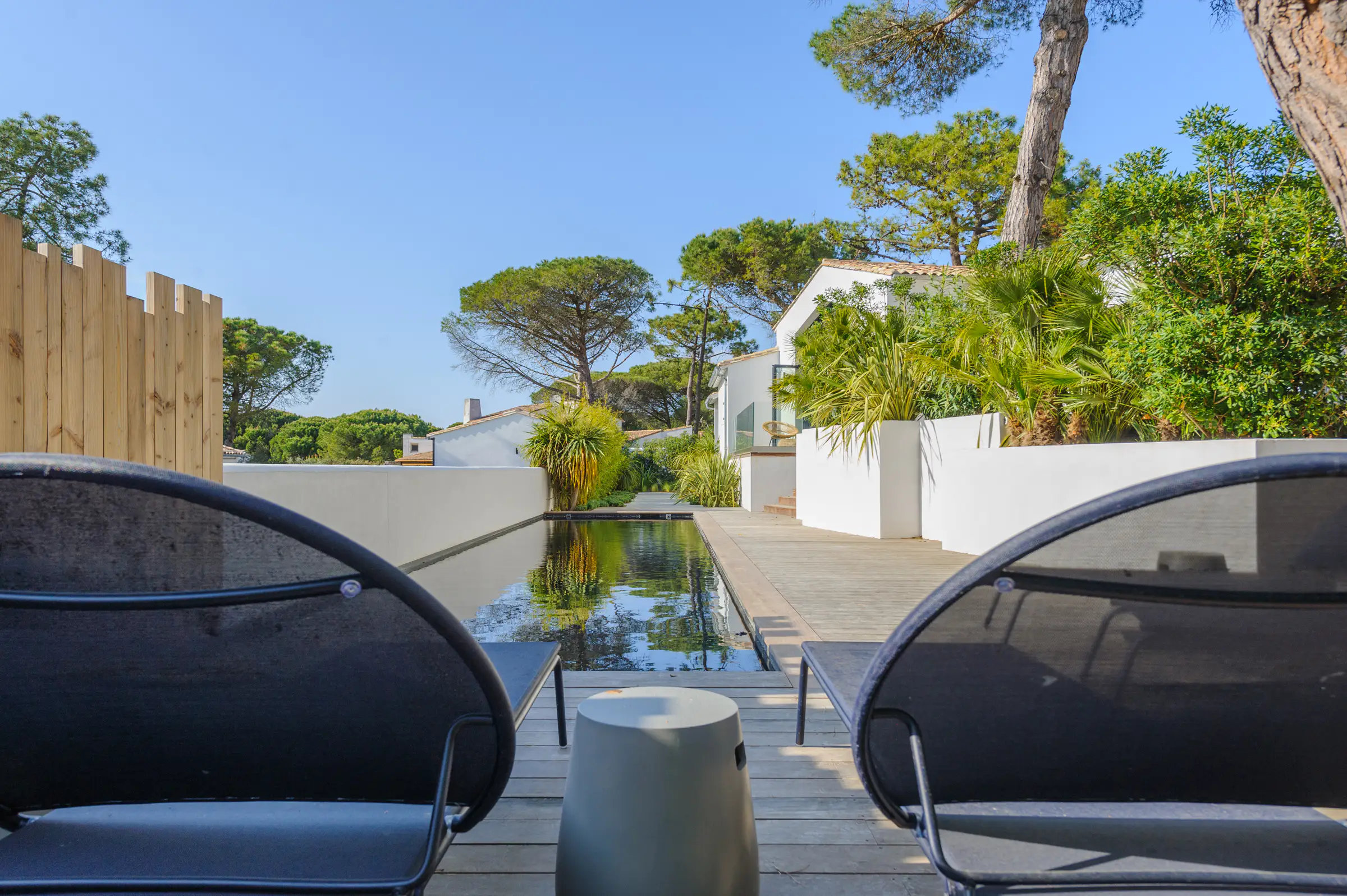 terrasse maison avec cuisine équipée ouverte avec îlot 