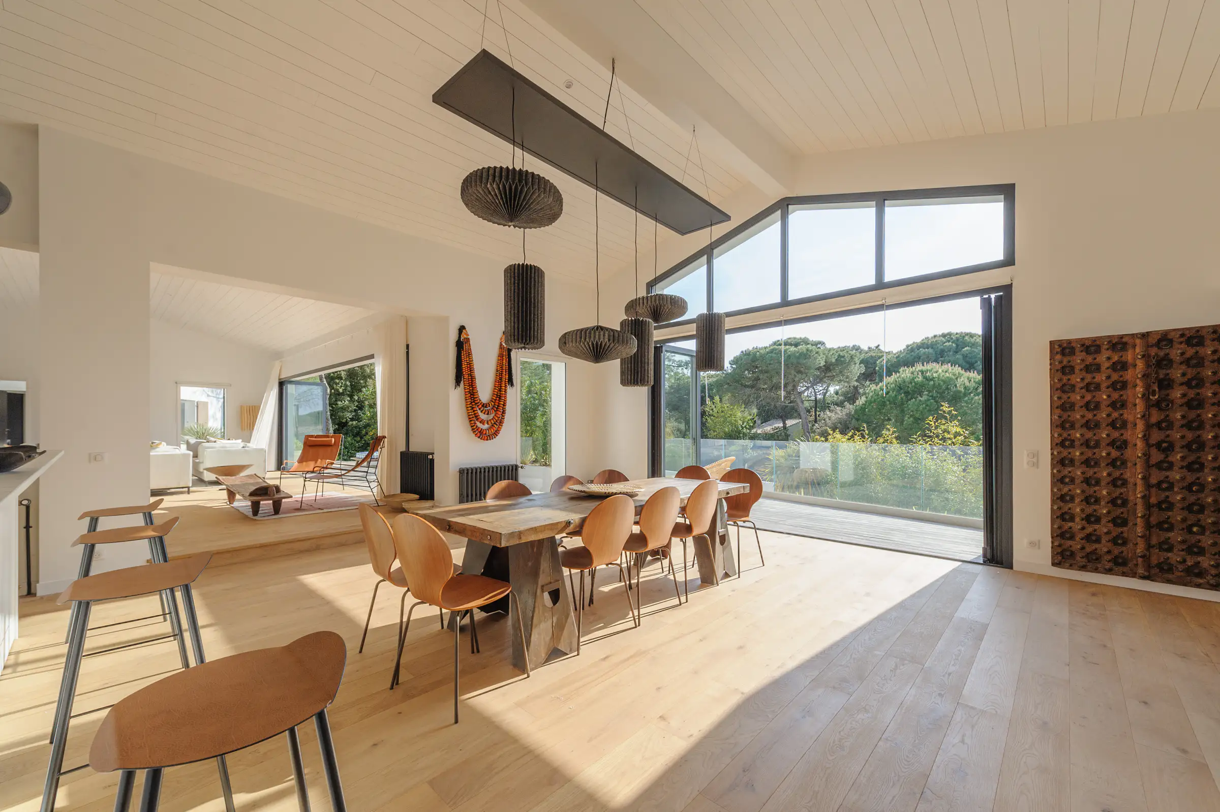 salle à manger et cuisine équipée ouverte avec îlot maison d'architecte