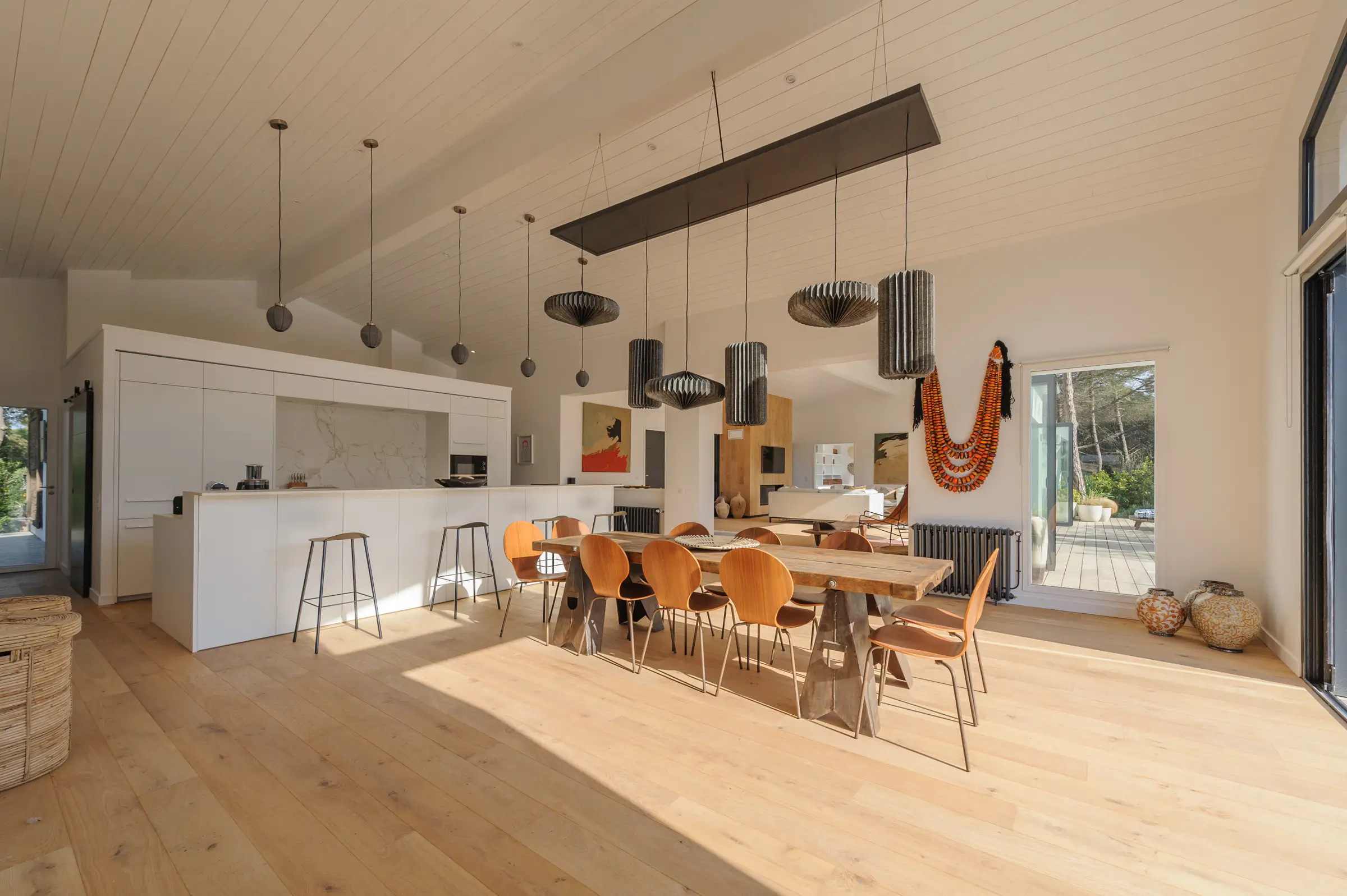 salle à manger et cuisine équipée ouverte avec îlot maison d'architecte