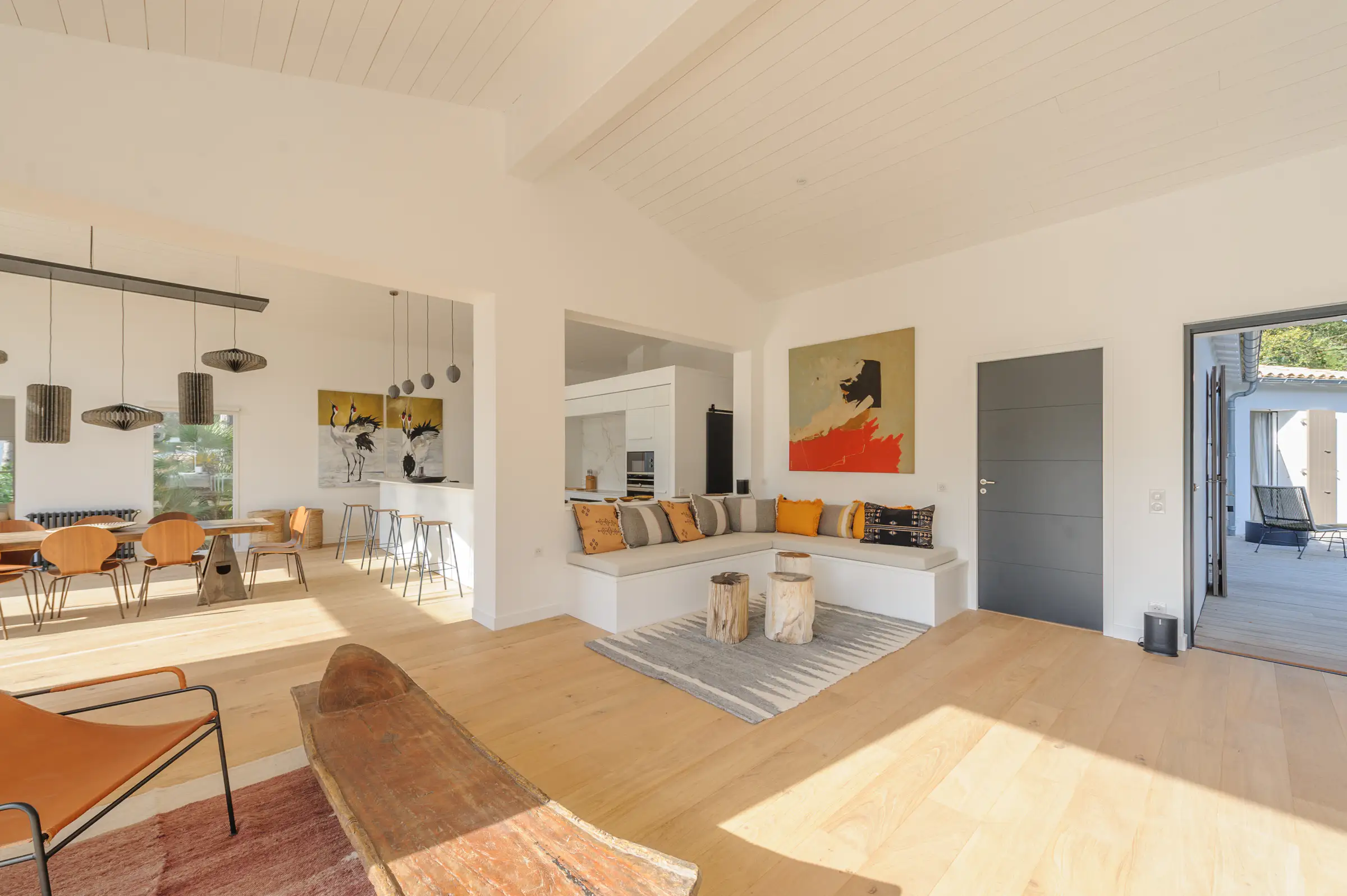 salon et cuisine équipée ouverte avec îlot maison d'architecte