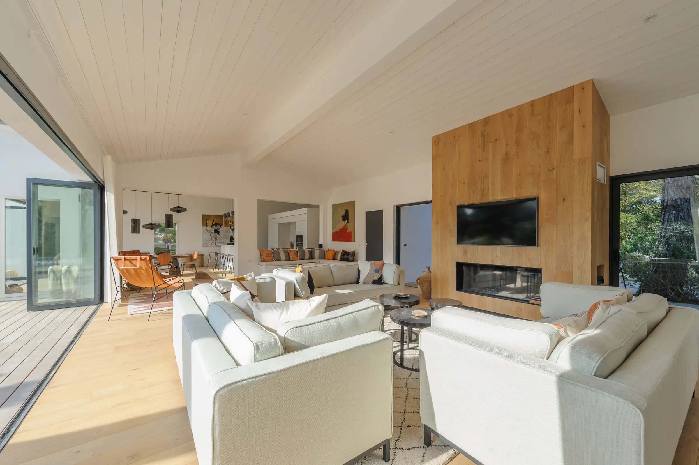 salon avec cuisine équipée ouverte avec îlot maison d'architecte