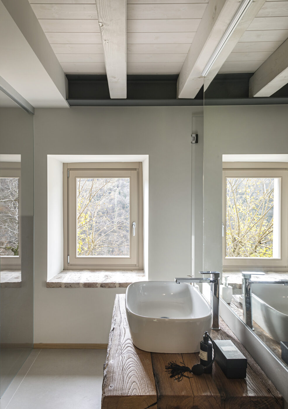 salle de bain design dans maison en pierres salle de bain design dans maison en pierres