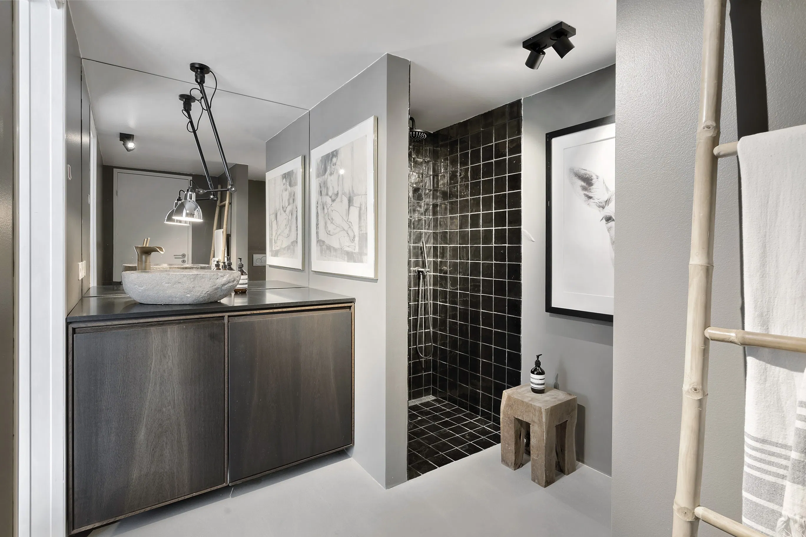 salle de bain grise