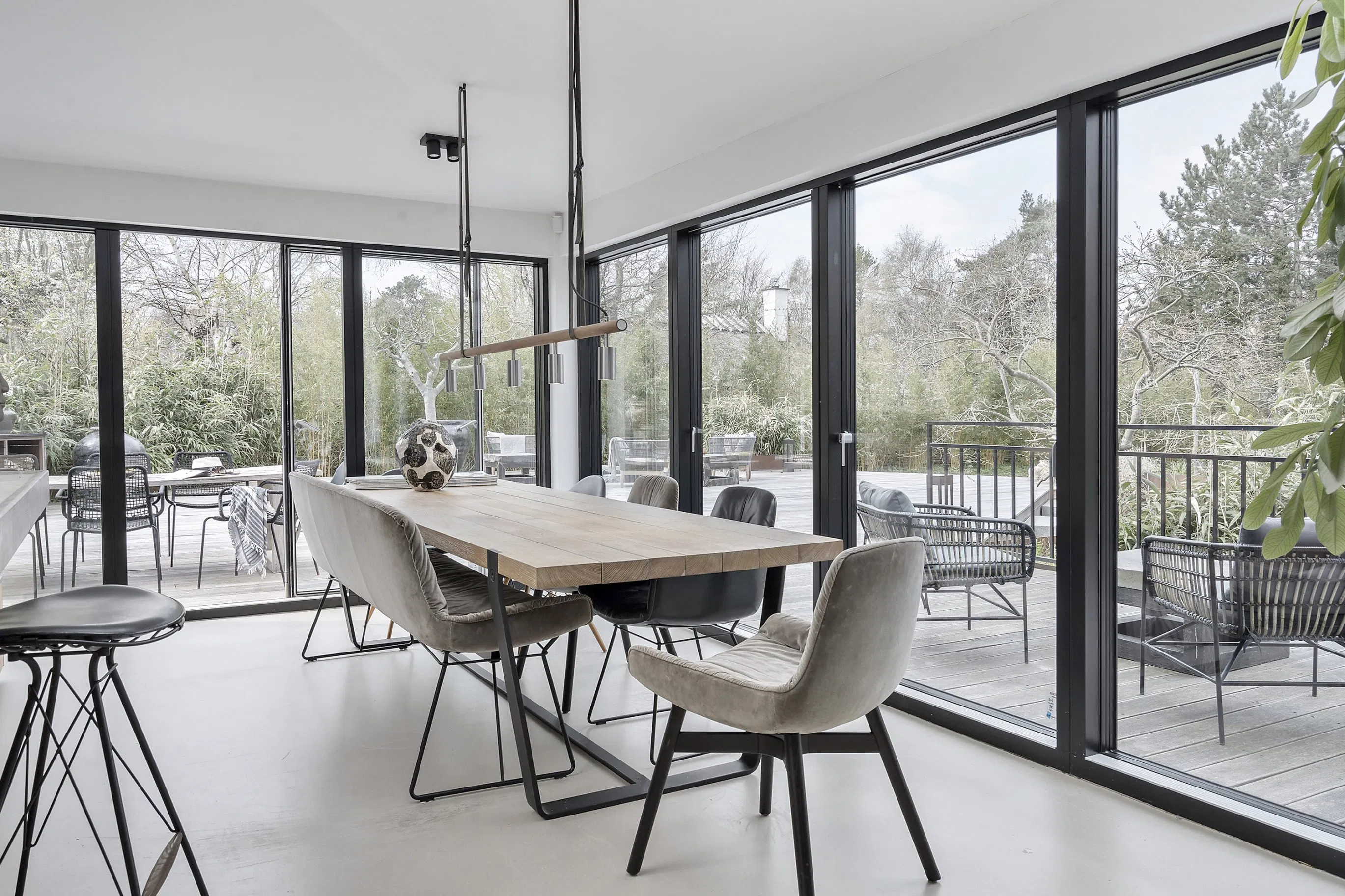 espace repas cuisine avec îlot